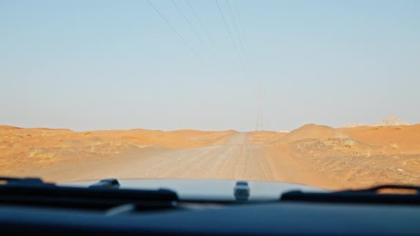 Ponto Vista Amplo Lento Tirado Jipe Dirigindo Pelo Deserto Dubai — Vídeo de Stock