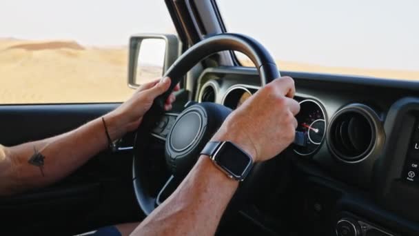 Medium Slow Motion Handheld Shot Man Steering Jeep Door Woestijn — Stockvideo