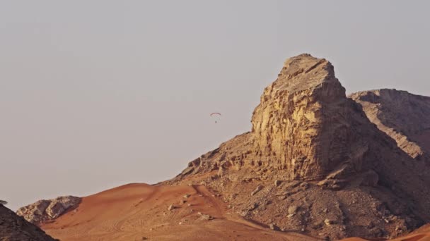 Широкое Медленное Движение Статического Куска Скалы Пустыне Дубая — стоковое видео