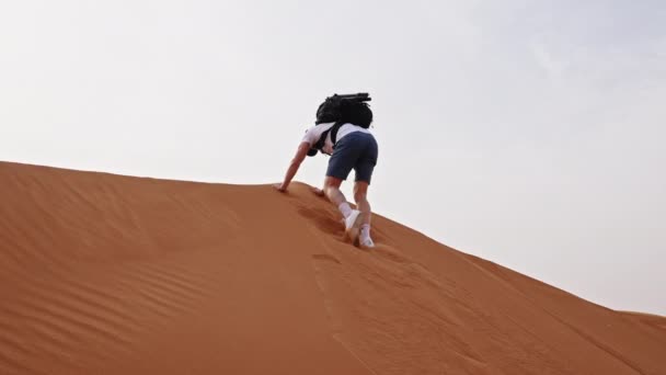 Wide Slow Motion Tracking Shot Man Clambering Sand Dune Desert — Vídeo de stock