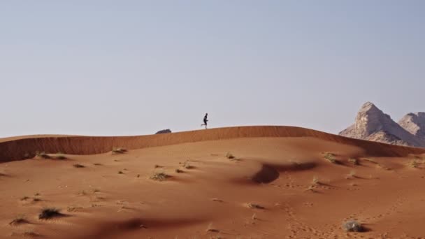 Wide Slow Motion Static Shot Man Running Desert Dubai — Stock Video