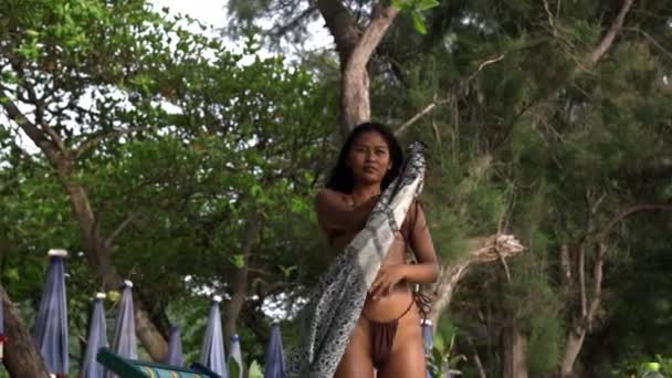 Arcing Mediano Cámara Lenta Toma Mano Hermosa Mujer Joven Bikini — Vídeo de stock