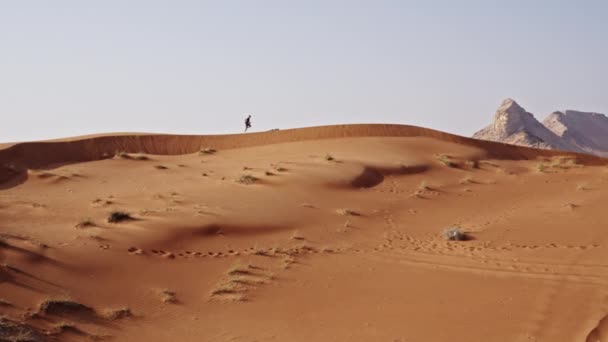 Wide Slow Motion Statisch Schot Van Mens Loopt Door Woestijn — Stockvideo
