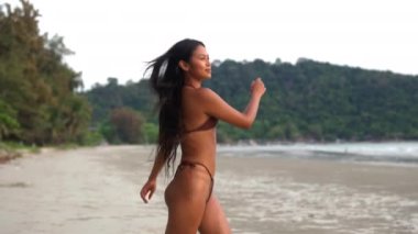 Bikini, Tayland 'da Sahilde Yürüyen Güzel Genç Kadın' ın Yavaş Çekimi