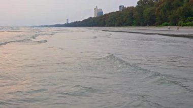 Denizdeki ve Tayland 'daki kıyı şeridindeki dalgaların geniş çaplı ağır çekim tecridi