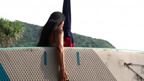 Suivi Moyen Ralenti Prise Vue Jeune Femme Portant Planche Surf — Video