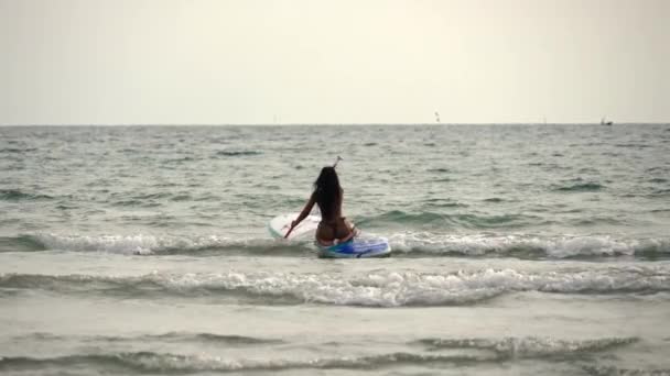 Wide Slow Motion Lockdown Shot Woman Γονατίζοντας Στο Paddleboard Και — Αρχείο Βίντεο