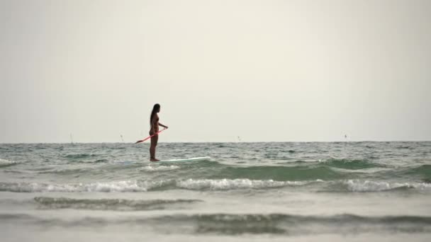 Szeroki Wolny Ruch Ujęcie Kobiety Stojącej Desce Wiosłowania Wiosłowania Morzu — Wideo stockowe