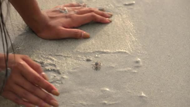 ภาพเคล อนไหวช าขนาดกลางของหญ งสาว วางป บลงบนชายหาดแซนด ประเทศไทย — วีดีโอสต็อก