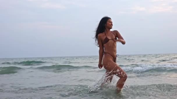 泰国落日时分 年轻女子在海上起舞和行走的慢动作中等跟踪镜头 — 图库视频影像