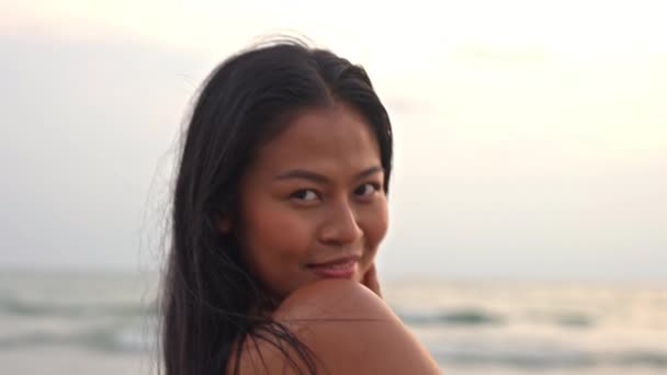 Arcing Shot Beautiful Young Woman Turning Look Beach Sunset Таїланд — стокове відео