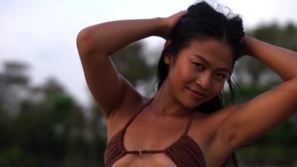 Arcing Langsom Bevægelse Medium Shot Smuk Ung Kvinde Ser Kamera – Stock-video