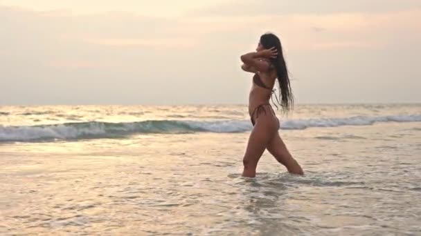 泰国落日时分 美丽年轻女子在海上漫步时的慢动作跟踪镜头 — 图库视频影像