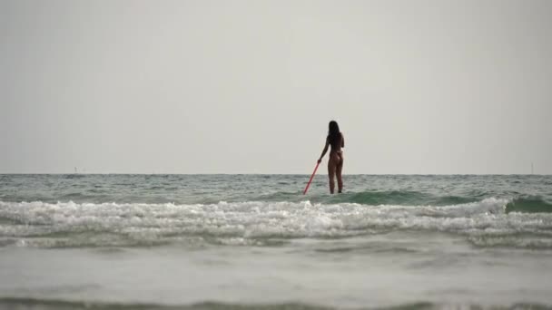Wide Slow Motion Lockdown Shot Woman Standing Paddleboard Rowing Out — Αρχείο Βίντεο