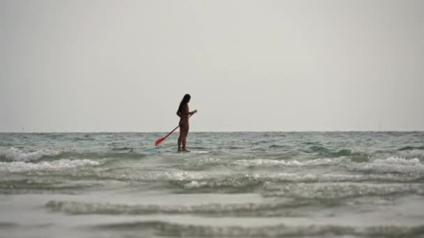 泰国妇女站在木板上划船出海的慢动作镜头 — 图库视频影像