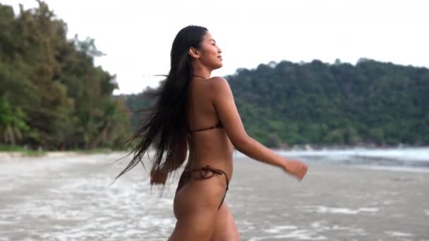 Śledzenie Szerokiego Ruchu Shot Beautiful Young Woman Tiny Bikini Walking — Wideo stockowe