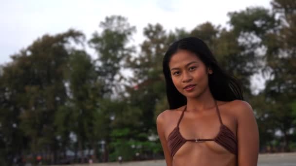 Medium Arcing Slow Motion Skott Vacker Ung Kvinna Bikini Walking — Stockvideo
