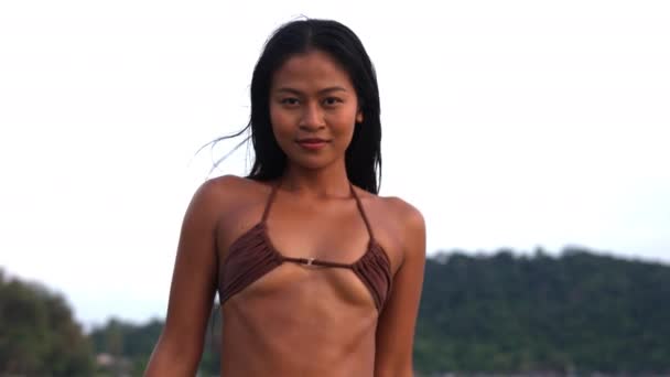 Seguimiento Medio Cámara Lenta Tiro Hermosa Mujer Joven Bikini Caminando — Vídeo de stock