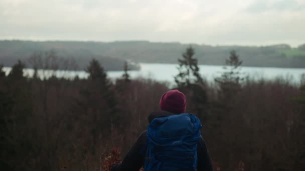 Tourist Huge Backpack Enjoys View Lake Observation Point Himmelbjerget Area — Vídeo de Stock