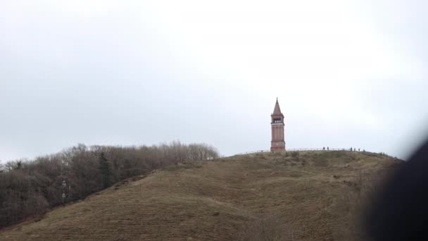 Tourist Enjoys View Red Brick Tower Top Himmelbjerget Hill Данія — стокове відео