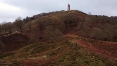 Tepeler boyunca Himmelbjerget Tepesi 'ne doğru bir turist yürüyüşü. Geniş panoramik çekim. Kamera İleri Gider ve Adamı İzler