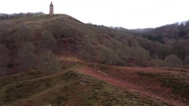 Tepeler boyunca Himmelbjerget Tepesi 'ne doğru bir turist yürüyüşü. Geniş panoramik çekim. Kamera İleri Gider ve Adamı İzler