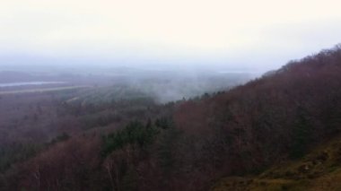 Weial Over the Hills is covered with Himmelbjerget Area on a Foggy Autumn Day, Danimarka. Geniş Panoramik Çekim. Kamera İleriye Taşır