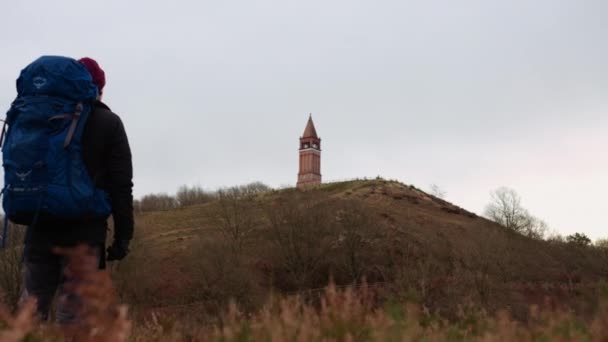 Tourist Backpack Enjoys View Top Himmelbjerget Hill Denmark Tilt Shot — Vídeos de Stock