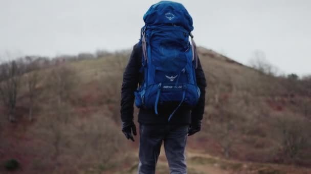 Tourist Huge Backpack Walks Hills Top Himmelbjerget Hill Tilt Shot — Stok video