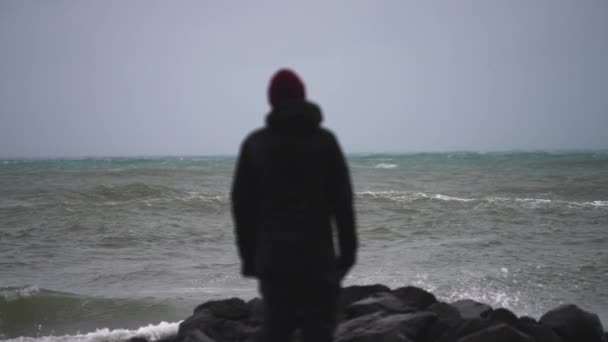 Man Winter Clothes Stands Sea Rocky Coast Watching Coming Storm — Stock videók
