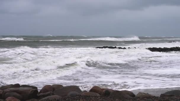 Epic Seascape Big Waves Crashing Coast Storm Power Nature Concept — Vídeo de Stock