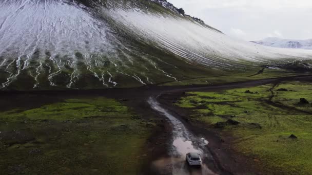 Aerial Car Driving Puddles Mud Dirt Road Majestic Snow Capped — Video Stock
