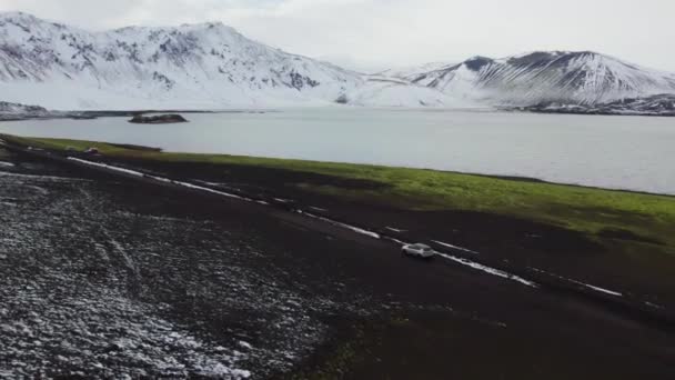 Aerial Car Driving Mud Dirt Road Lake Majestic Snow Capped — ストック動画