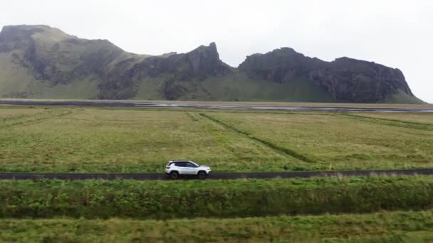 Zlanda Daki Yeşil Tarlalar Dağlar Boyunca Çamur Yolu Nda Araba — Stok video