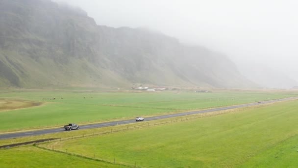 Aerial Road Traffic Green Fields Mountains Iceland Wide Panoramic Shot — Stockvideo