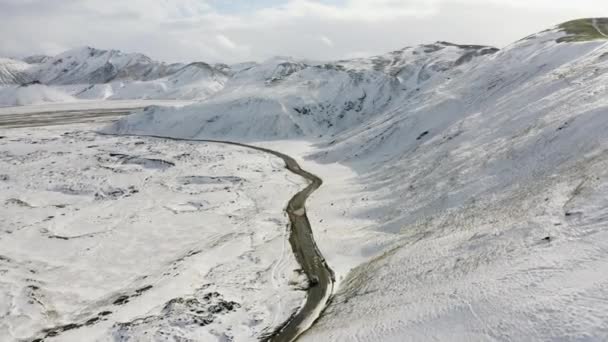 Zlanda Daki Karlı Dağlar Boyunca Çamur Yolu Nda Araba Sürme — Stok video