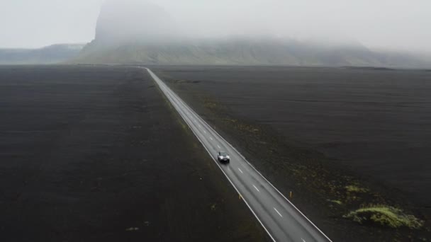 Black Lava Fields Arasında Asfalt Yolda Giden Bir Arabanın Havası — Stok video