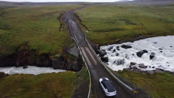 Воздух Автомобиля Маленьком Мосту Через Реку Каскады Исландии Орбитальный Выстрел — стоковое видео