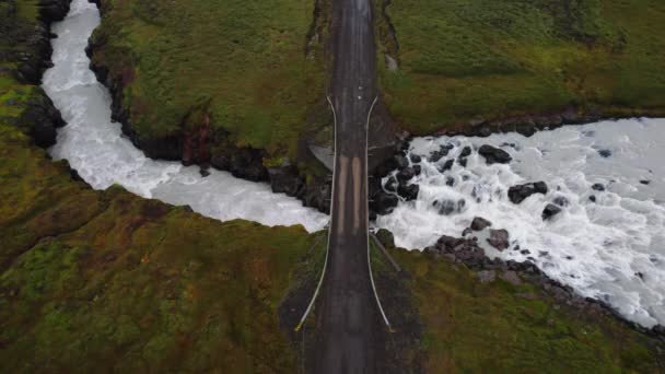 Aerial Car Driving Little Bridge River Cascades Iceland Top Static — Vídeo de Stock