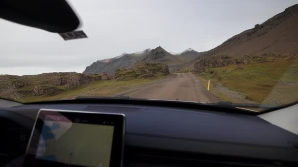 Pohled Přes Pohybující Auto Čelní Sklo Dirt Road Mezi Horami — Stock video