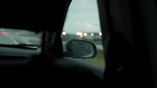 Handheld Shot Car View Back Seat Side Mirror Car Rainy — Vídeo de stock
