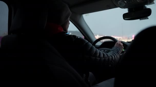 Внутри Автомобиля Вид Заднего Сиденья Человека Рулем Автомобиля Дождливый День — стоковое видео