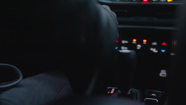 驾驶手的特写镜头在齿轮变速箱上 仪表板灯打开 从汽车后座往外看 浅谈焦点 — 图库视频影像