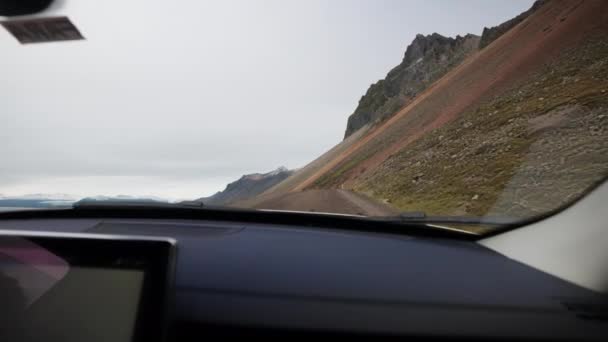 Pohled Přes Pohybující Auto Čelní Sklo Dirt Road Podél Hory — Stock video