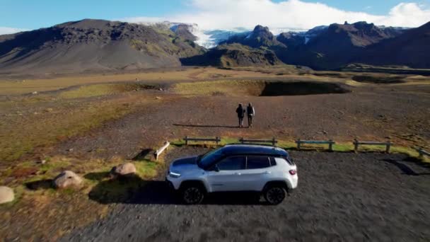 Aerial Car Couple Tourists Little View Point Epic Mountains Tourists — Wideo stockowe