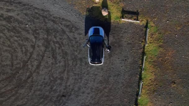 在冰岛的一个小观景台上 有一辆汽车的空中和几个游客 游客们上车吧 上下颠倒 — 图库视频影像