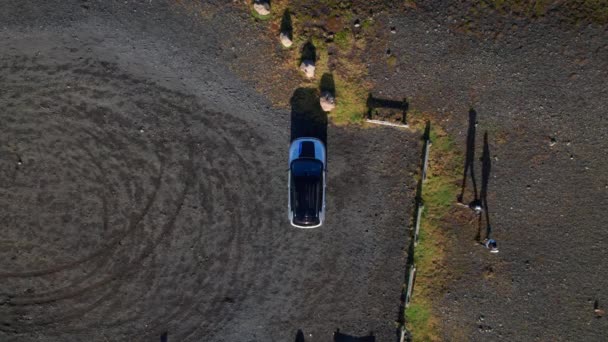 Aerial Car Couple Tourists Little View Point Iceland Tourists Come — Wideo stockowe