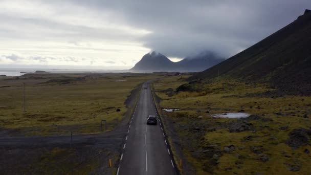 Letecký Vůz Jedoucí Prázdné Pobřežní Silnici Islandu Cesta Mezi Horami — Stock video