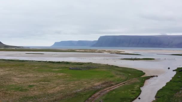 Aerial River Rural Road Side Car Stopped Iceland River Green — Vídeo de Stock