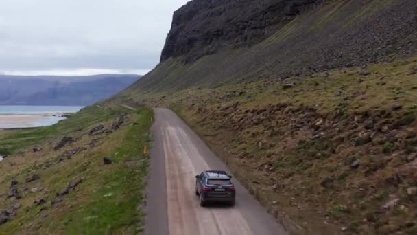 Aerial Car Driving Empty Rural Road Iceland Car Passes Majestic — ストック動画
